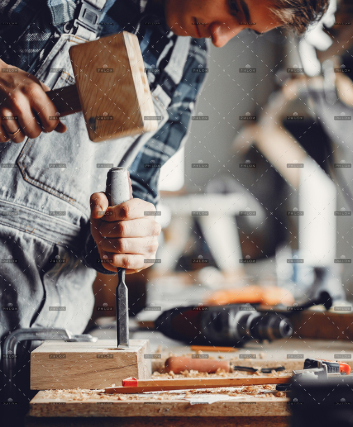 demo-attachment-1006-the-carpenter-works-with-a-tree-ASCY5K2